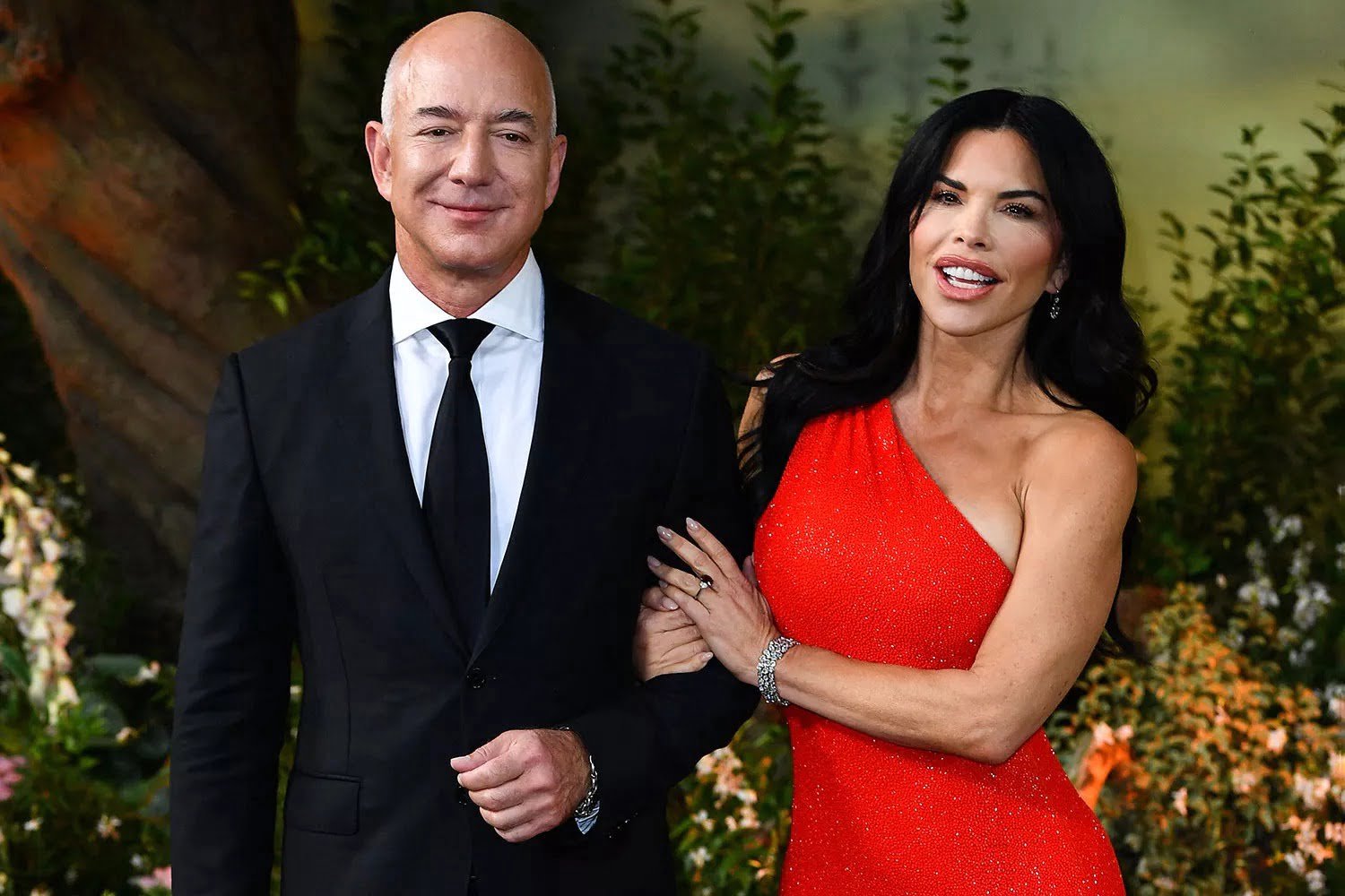 Jeff Bezos Puts Up Passionate PDA With Lauren Sanchez After 20-Carat Diamond Proposal